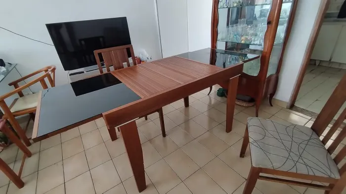 Excelente mesa de madeira com seis cadeiras em perfeito estado valor à vista r$ 1200 