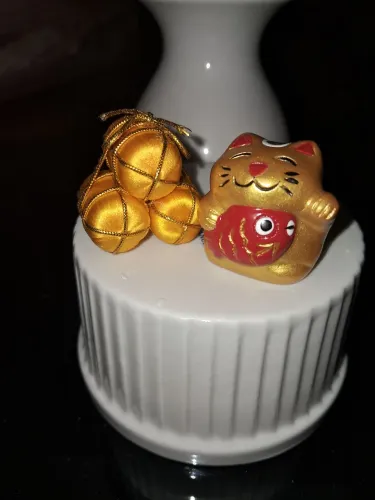 Boneco da sorte japonês em gesso e rolo em papel