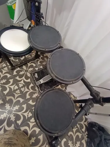 Bateria eletrônica Alesis DM6 Sem o Pedal do hi hat