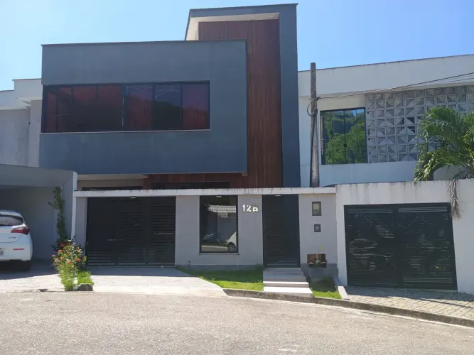 Vendo casa contemporânea em condomínio.
