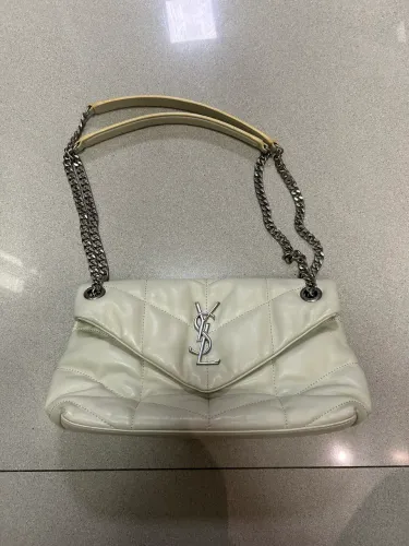 Bolsa Yves Saint Laurent Loulou Puffer Bege com Corrente