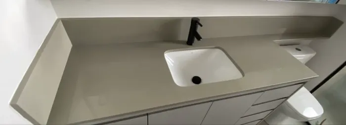 PIA/BANCADA EM QUARTZO CINZA CLEAN
