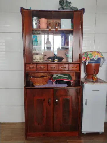 Armário de cozinha em madeira pino