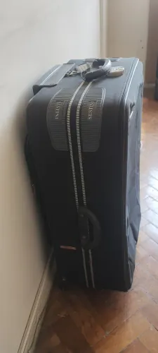 Vendo 2 malas de viagem, sendo uma preta e outra azul marinho ( cada uma por R$130,00).