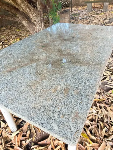 Vende-se uma mesa de mármore