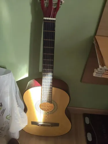Violão em bom estado
