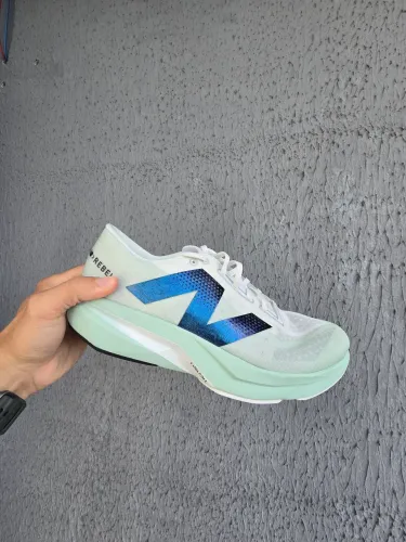 Tênis New Balance Fuelcell Rebel V4 - Verde