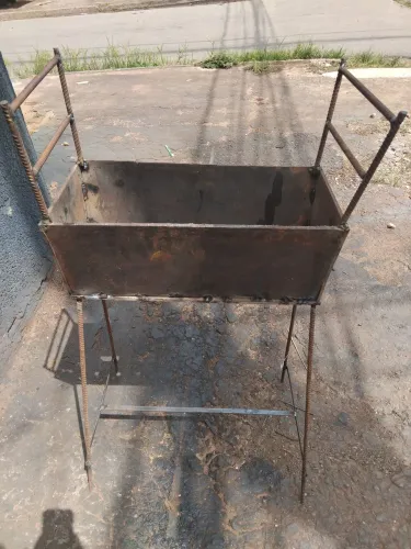 Vendo churrasqueira nova chapa grossa dura 10 anos