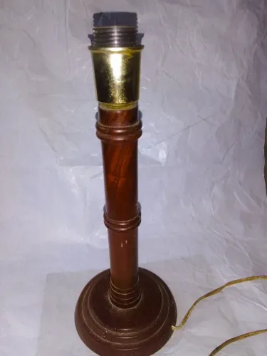 Antigo Abajur em madeira clara com detalhe dourado base redonda escalonada sem cúpula