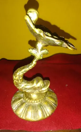 Suporte Escova de dente bronze Delfim Ostentando uma Concha sobre sua calda*