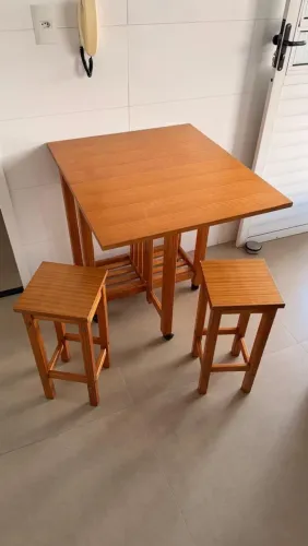 MESA DOBRÁVEL DE MADEIRA COM 2 BANQUETAS