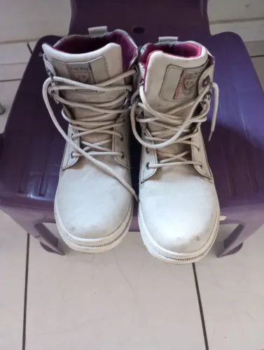 Vendo essa bota masculina número 40