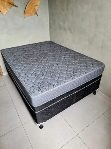 Vende-se Cama Box Casal com Base + Colchão.