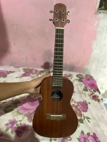 Ukulele Acústico Giannini 