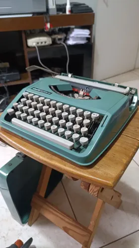 Máquina de Escrever Olivetti Lettera 82