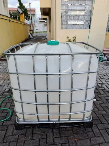 Caixa de água de 1.000L da Schutz semi-nova 
