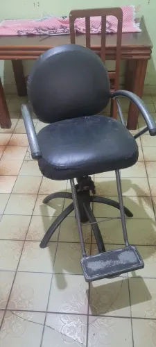 Cadeira de Cabeleireiro Giratória Reforçada - R$ 70 (Desapego)