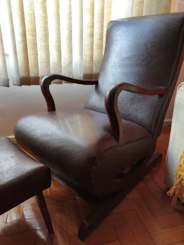 Poltrona de Balanço VINTAGE com opcional de banqueta conforme descrição. CENTRO FRIBURGO 