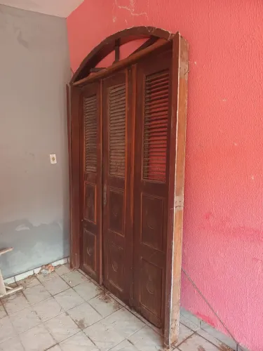 Vendo porta de madeira cedro de três folhas.