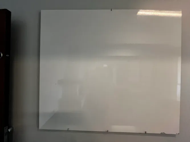 Quadro branco para anotações e reuniões (123x108)