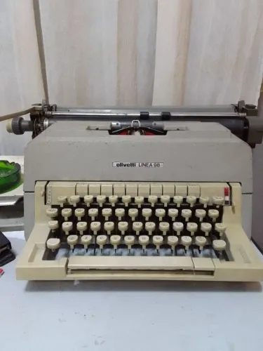 Máquina de escrever olivetti linea 98