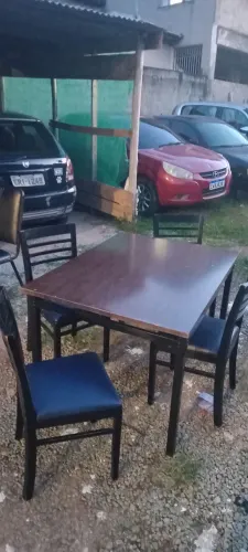 Mesa de madeira c 4 cadeiras