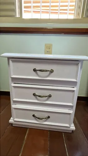 Raridade: Mesa de Cabeceira Antiga Restaurada - Laqueada em Branco