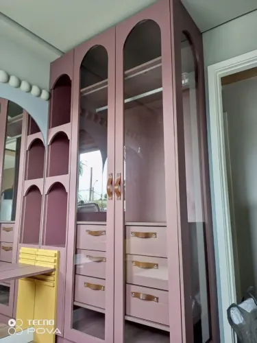 Quarto menina com cama e colchão . Peça de showroom