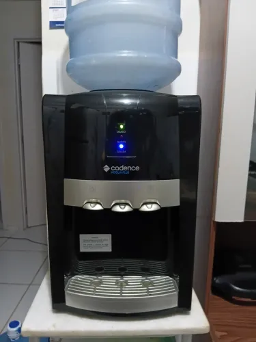 Gela água quente frio e gelada