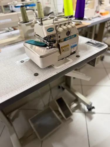 Máquina de costura Interlock 5 fios 2 agulhas bitola média direct-Drive semi-nova 