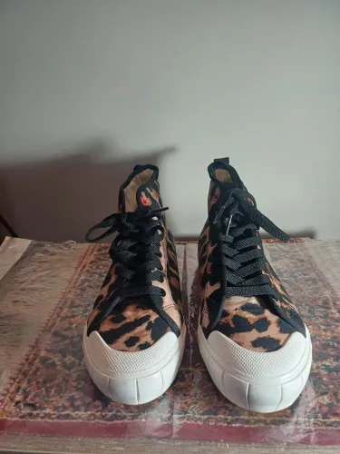 Tênis Arezzo novo, de cano alto animal print. 