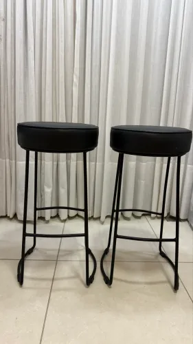 Par de banquetas altas pretas estofadas