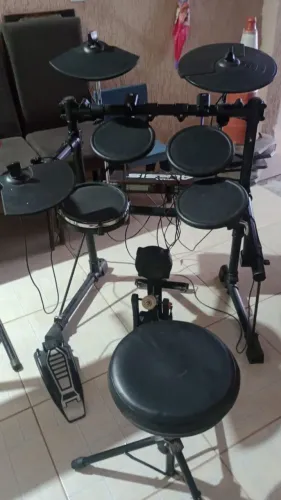Vendo Bateria Eletrônica, guitarra Ibanez, Teclado Behringer e Cudo de Guitarra.
