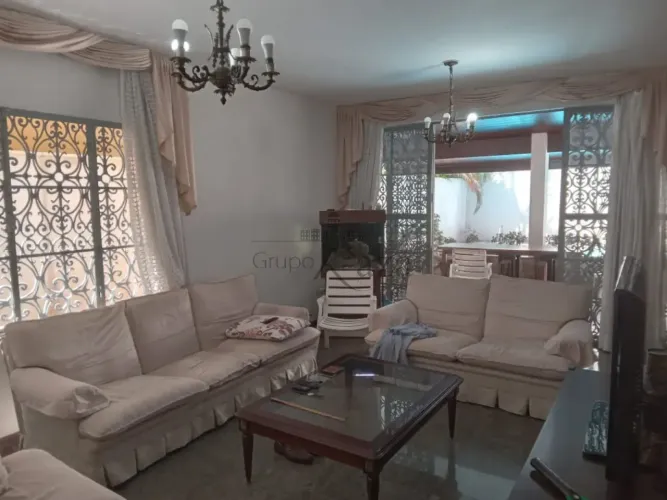Oportunidade - Casa em Condomínio - Condomínio Jardim das Colinas - 5 Dormitórios - 310m².