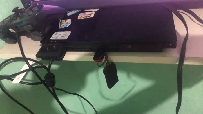 Play 2 com jogos no pen drive ler CD tbm tudo certinho