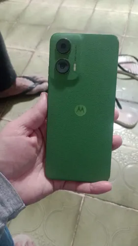 Cel em ótimo estado NN tem nem um trincado funcionando tudo certo acompanha um carregador