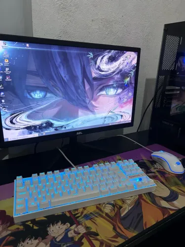 Vendo pc gamer completo com mesa e periféricos.