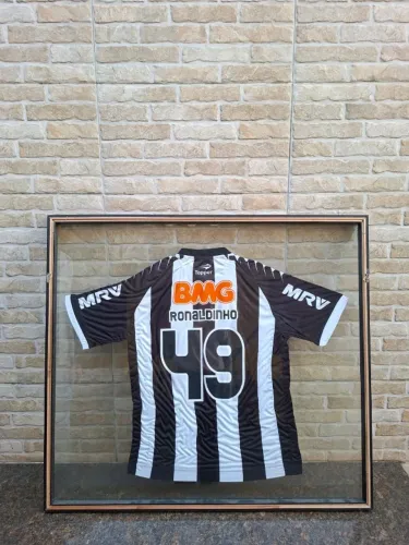 Camisa do Atlético autografada pelo Ronaldinho Gaúcho