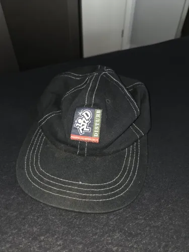 Boné Disturb Fine Line 6-Panel in Black
