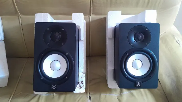 Par de monitores Yamaha hs5