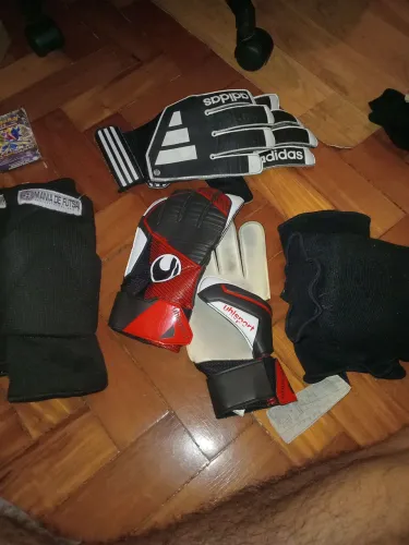 KIT GOLEIRO : luva de campo "uhlsport", cotoveleira "Mania de Futsal" e joelheira
