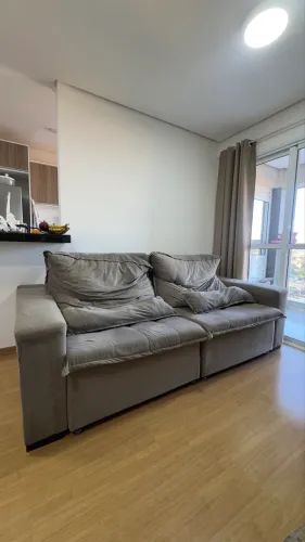Sofá em tecido suede marrom retrátil e reclinável