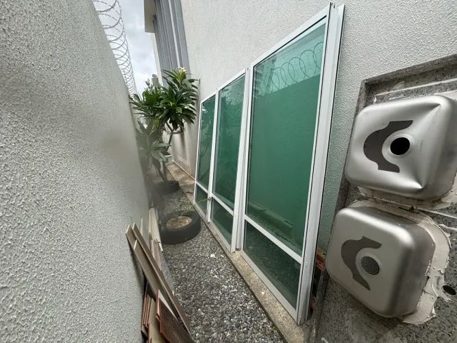 Portas de vidro corrediças.