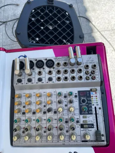 Mesa behringer 1202
