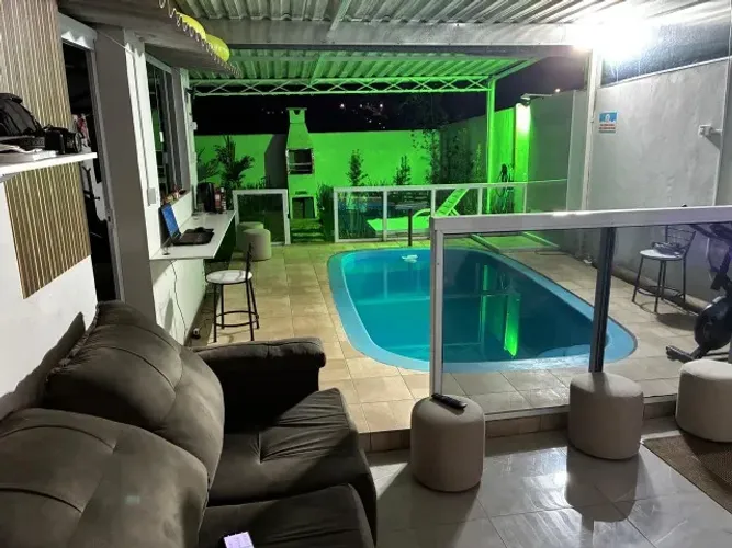 Casa com area de lazer e ponto de comercio e piscina na borda da mata mg