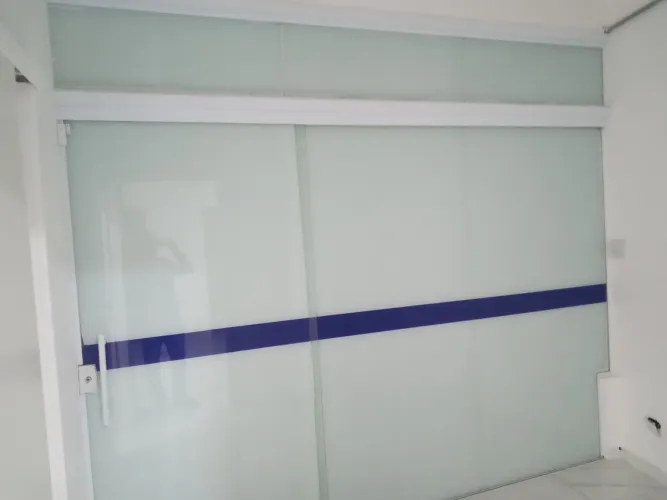 Porta de  Vidro temperado com Três Peças temperadas de Oito Milímetros 