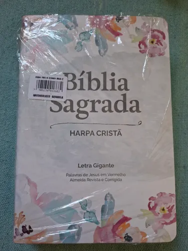 Vendo Bíblia com Harpa com a letra Gigante