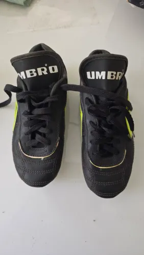 Chuteiras de futebol, Umbro e Adidas, tamnhos 33 e 32 respectivamente.