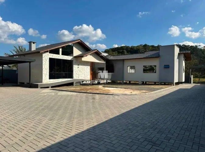 Casa de Alto Padrão com 1.295 m² de Terreno e Vista para as Montanhas