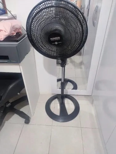 Ventilador de coluna mondial pouco usado